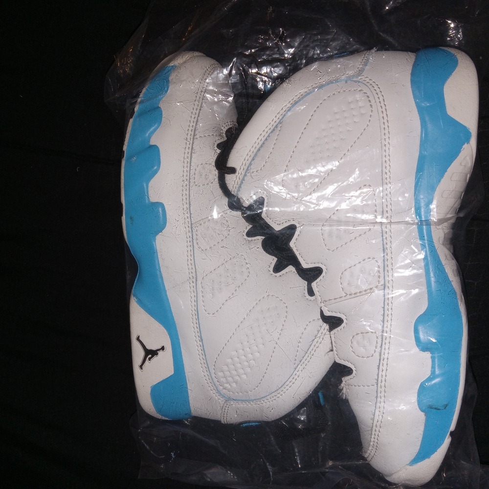 $25 Boys Jordan 9 Powder Blue Size 1y